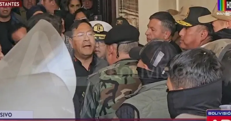 Por volta de 15h, o exército boliviano, comandado pelo general Juan José Zuñiga, colocou suas tropas em frente à sede do governo federal, em La Paz, capital do país. Em seguida, Arce foi ao X e anunciou que manobra era irregular.