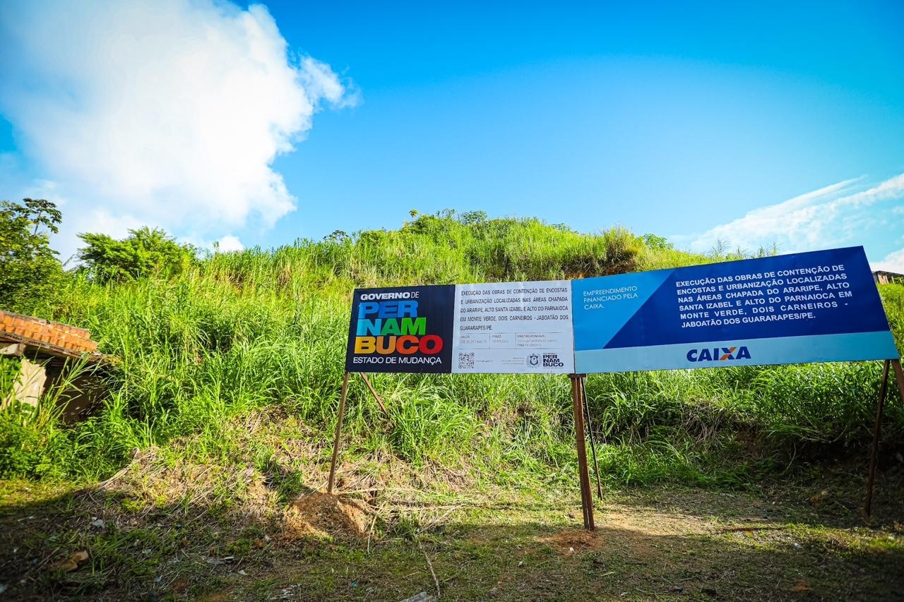 Há muito tempo aguardada pelos moradores de Jaboatão dos Guararapes, as obras de contenção de encostas e urbanização em Jardim Monte Verde terão início nesta quinta-feira (27). A intervenção foi autorizada pela governadora Raquel Lyra, que assinou ordem de serviço orçada em R$ 51,8 milhões. Durante evento na comunidade, a gestora ainda lançou a nova etapa do Programa Morar Bem, na modalidade Reforma no Lar.