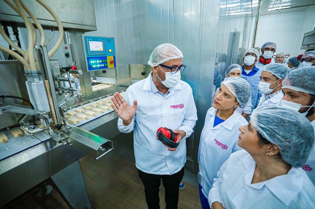 A governadora Raquel Lyra e a sua vice, Priscila Krause, participaram, nesta terça-feira (8), do início das operações da Oggi Sorvetes, a maior rede de franquias de sorvetes do Brasil. A fábrica, instalada no município de Abreu e Lima, na Região Metropolitana do Recife, é a primeira da marca no Nordeste. Com investimentos de R$ 200 milhões, o empreendimento gera atualmente 259 ofertas de emprego e até o final do ano deve ultrapassar 300 colaboradores de forma direta, com a expectativa de produzir aproximadamente 50 milhões de litros de sorvete por ano.