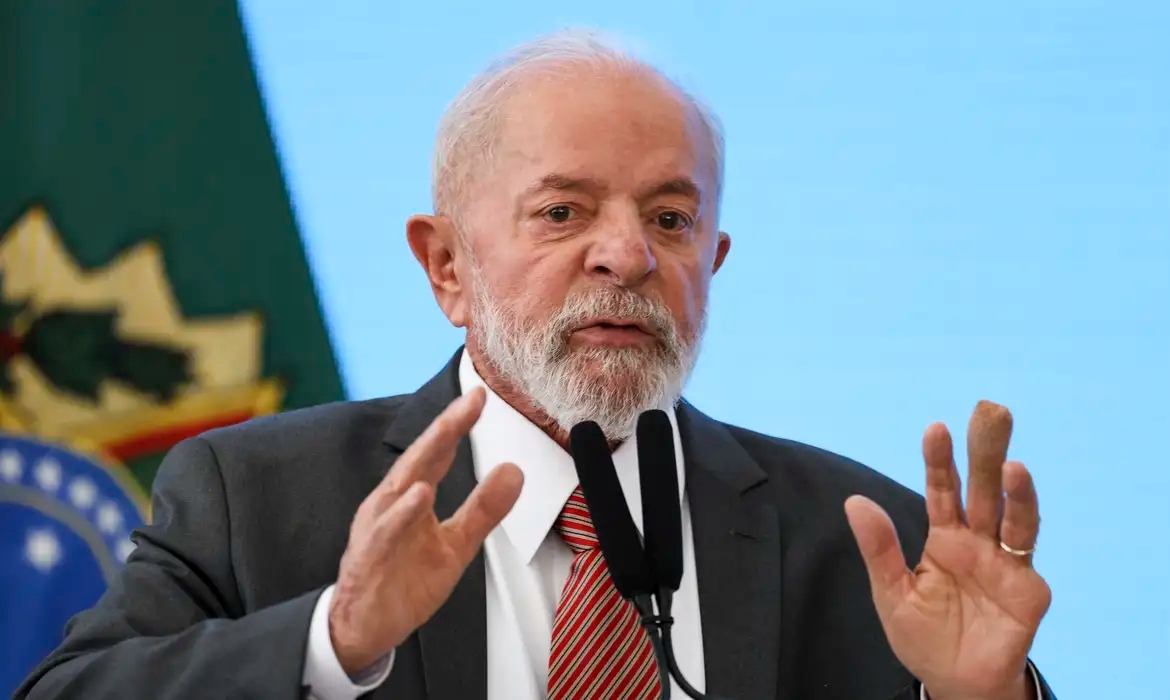 O presidente Luiz Inácio Lula da Silva defendeu, nesta quarta-feira (26), que o uso de maconha no Brasil deve ser decidido com base na ciência e, não, na política. Lula criticou que o Supremo Tribunal Federal (STF) tenha pautado a descriminalização da maconha para uso pessoal e lembrou que já existe uma lei de 2006 que impede a prisão de usuários.