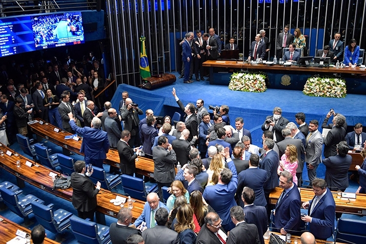 O plenário do Senado aprovou nesta quarta-feira (19) a proposta que reformula o ensino médio no país. O substitutivo apresentado pela senadora Dorinha Seabra (União-TO) já havia sido aprovado na manhã de hoje na Comissão de Educação, e voltará para análise da Câmara dos Deputados. 