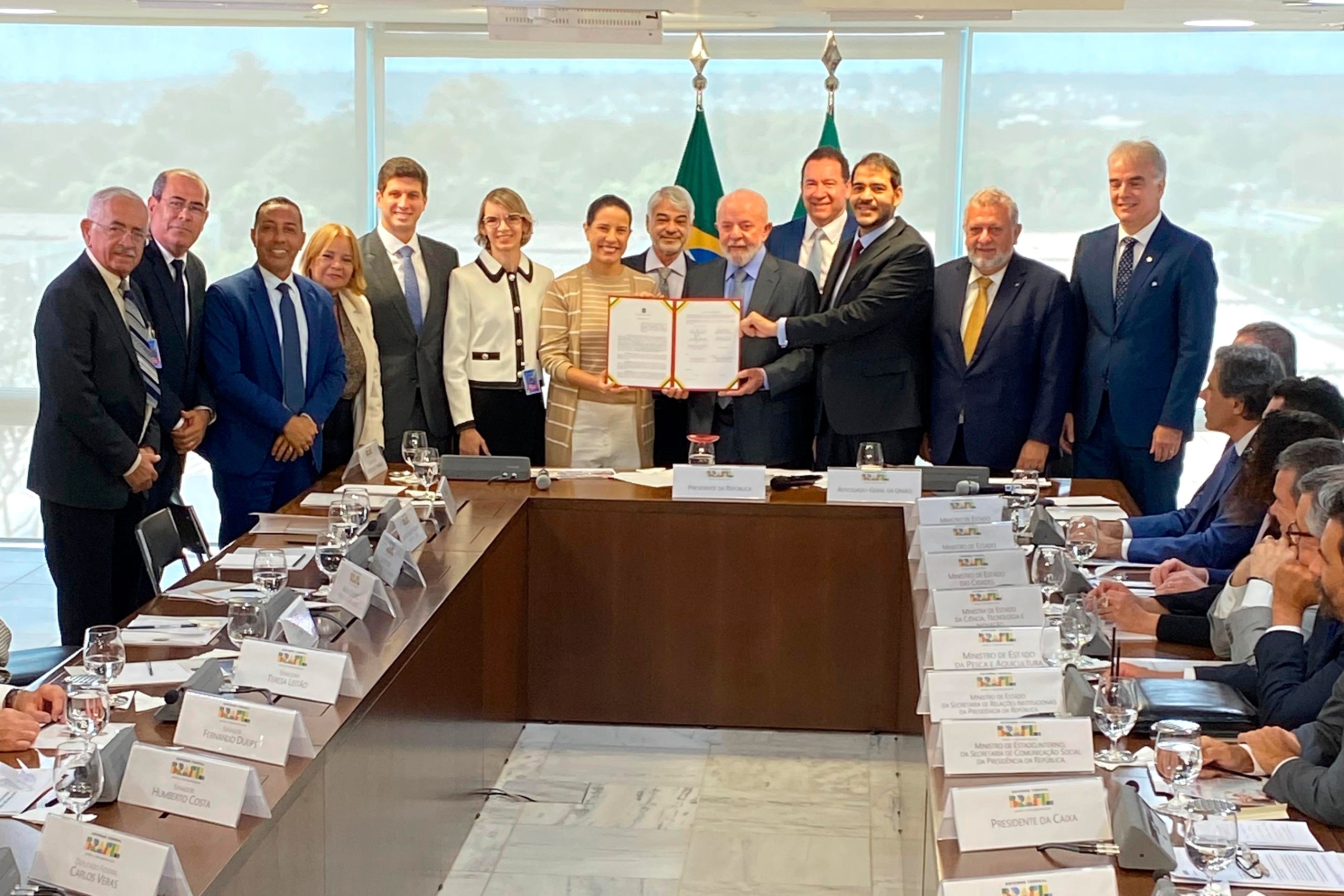 Em solenidade realizada na manhã desta terça-feira no Palácio do Planalto, em Brasília (DF), o prefeito do Jaboatão dos Guararapes, Mano Medeiros, participou do ato de assinatura do Acordo Base para solução definitiva da situação dos prédios-caixão na Região Metropolitana. Com a decisão, o Governo Federal irá desembolsar cerca de R$ 1,7 bilhão, através da Caixa Econômica Federal.