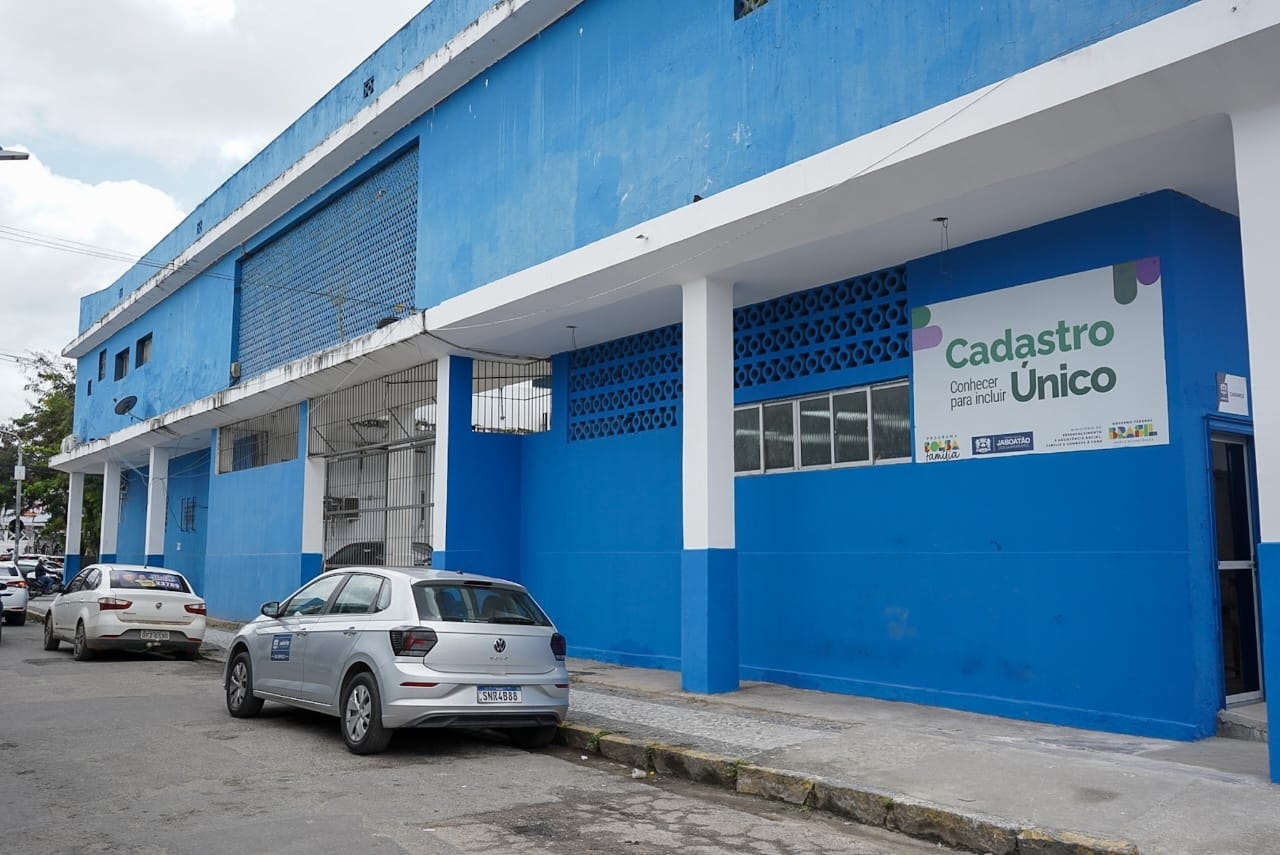 A Prefeitura do Jaboatão dos Guararapes entregou uma nova sede do Cadastro Único para Programas Sociais (CadÚnico), na última sexta-feira (4). O equipamento está localizado na avenida Barão de Lucena, em Jaboatão Centro, e vai ajudar a descentralizar o atendimento aos moradores do município. É por meio do cadastro que a população tem acesso aos benefícios sociais assegurados pelos Governos Federal, Estadual e Municipal.