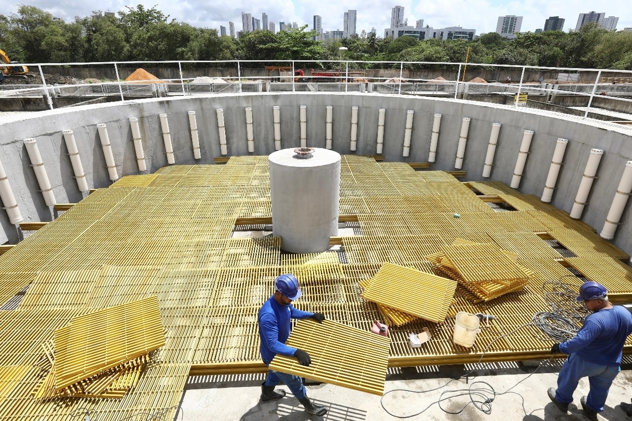 A Prefeitura do Recife, por meio da Secretaria de Saneamento, avança com a construção da Estação de Tratamento de Esgoto (ETE) do Cordeiro, situada na Avenida Maurício de Nassau, às margens do Rio Capibaribe, numa área com cerca de 4 hectares. Os trabalhos chegaram a 40% de conclusão e fazem parte das obras do Sistema de Esgotamento Sanitário do Cordeiro (SES Cordeiro), que estão recebendo investimentos da ordem de R$ 196 milhões, incluindo também a implantação de 150 km de rede coletora e a construção de seis estações elevatórias.