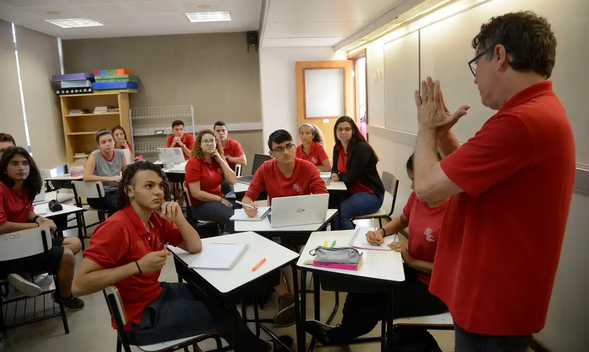 Quem tem direito O Pé-de-Meia é destinado a estudantes do ensino médio do curso regular e da Educação de Jovens e Adultos (EJA). Para participar do Pé-de-Meia o aluno deve ser integrante de uma família inscrita no CadÚnico e ter renda por pessoa mensal de até meio salário mínimo.