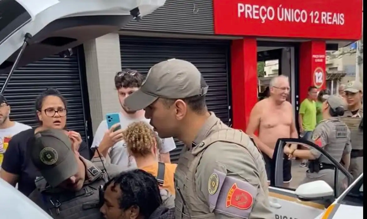 O ministro dos Direitos Humanos e da Cidadania, Silvio Almeida, criticou, neste domingo (18), a Brigada Militar de Porto Alegre, que foi acionada por um motoboy negro, após ele ser vítima de tentativa de homicídio por parte de um homem branco, ontem. Em sua conta na rede social X, o ministro afirmou que se trata de uma faceta do racismo institucionalizado ainda presente no país.