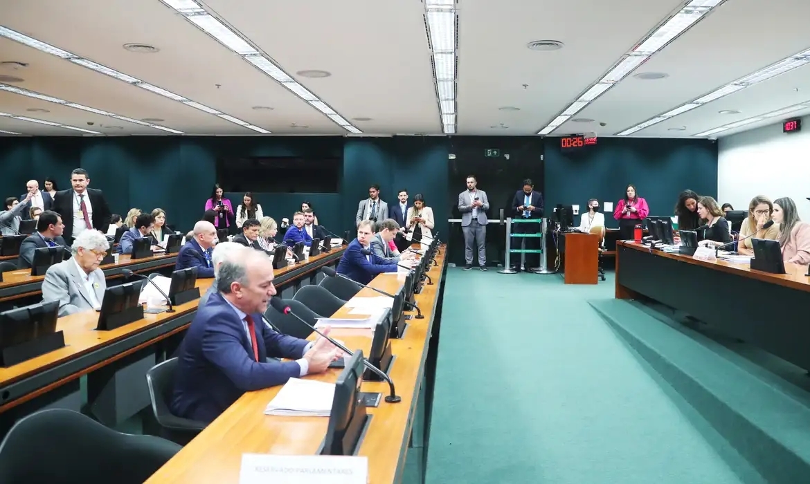 A Comissão de Constituição e Justiça e de Cidadania (CCJ) da Câmara dos Deputados aprovou, no início da tarde desta quarta-feira (9), a admissibilidade da Proposta de Emenda à Constituição (PEC) nº 8/2021, que limita decisões monocráticas no Supremo Tribunal Federal (STF) e em outros tribunais superiores.