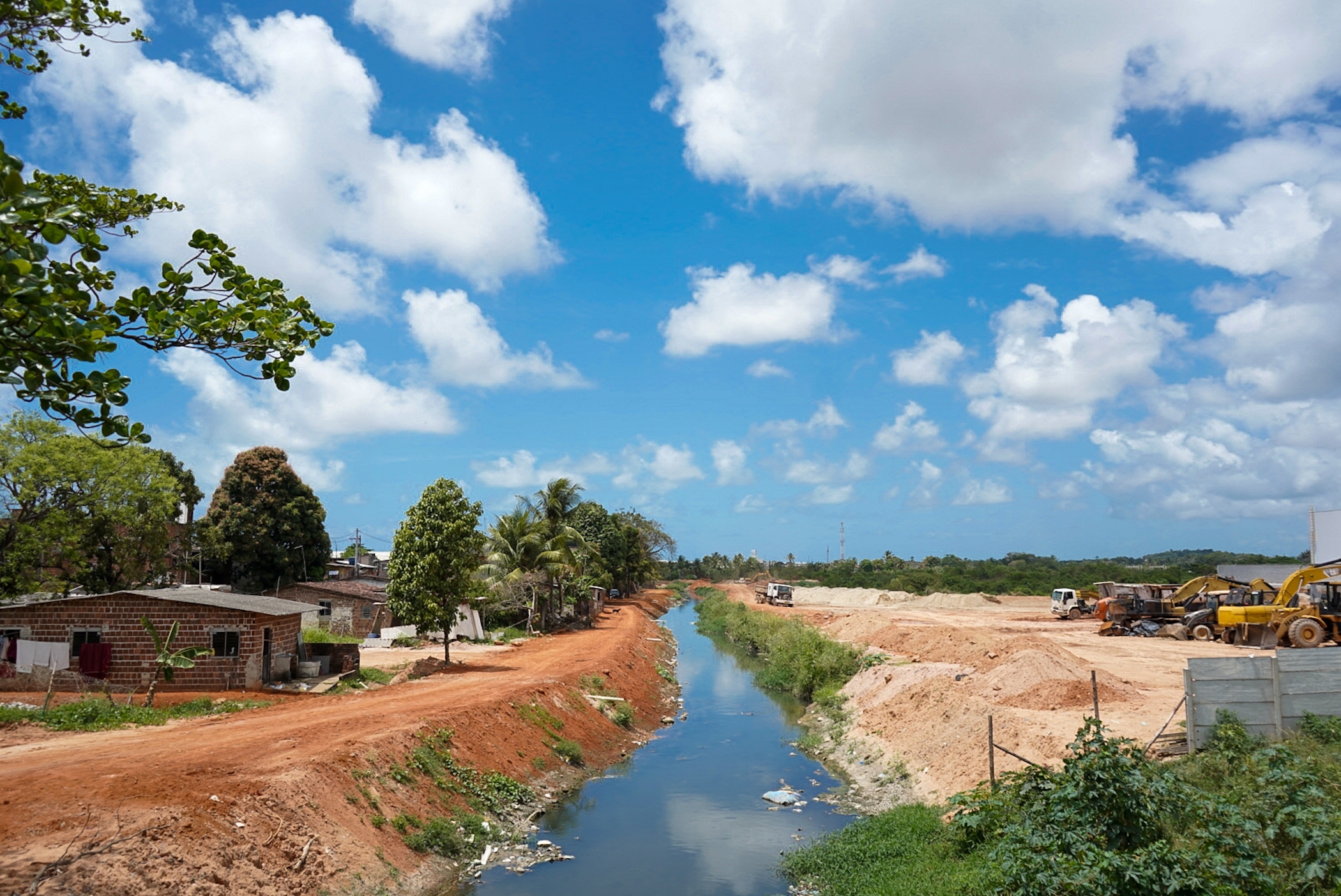 As obras de desassoreamento e regularização de canais e rios do Baixo Jaboatão estão trazendo resultados bastante positivos para o sistema de drenagem da cidade, tendo evitado os tradicionais alagamentos registrados no período de chuvas intensas, na regional 4, Muribeca. Os serviços de manutenção no sistema já foram concluídos no Rio das Velhas e no Canal Olho D´água, sendo este último o responsável pela conexão da Lagoa do Náutico com o Rio Jaboatão. Atualmente, as atividades estão concentradas nos canais Mariana e Três Carneiros, além do próprio Rio Jaboatão. A limpeza cíclica executada nos demais canais do município (são 75) também contribuem para os resultados alcançados.