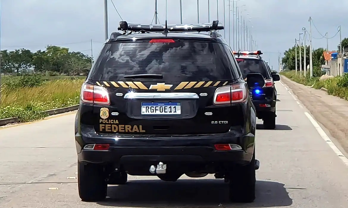 A Polícia Federal (PF) deflagrou nesta quarta-feira (3) a Operação Flos para desarticular organização criminosa especializada no tráfico internacional de drogas pela fronteira entre Uruguai e o município de Jaguarão, no Rio Grande do Sul. A estimativa é que o grupo tenha movimentado - entre 2023 e 2024 - mais de R$ 28 milhões.