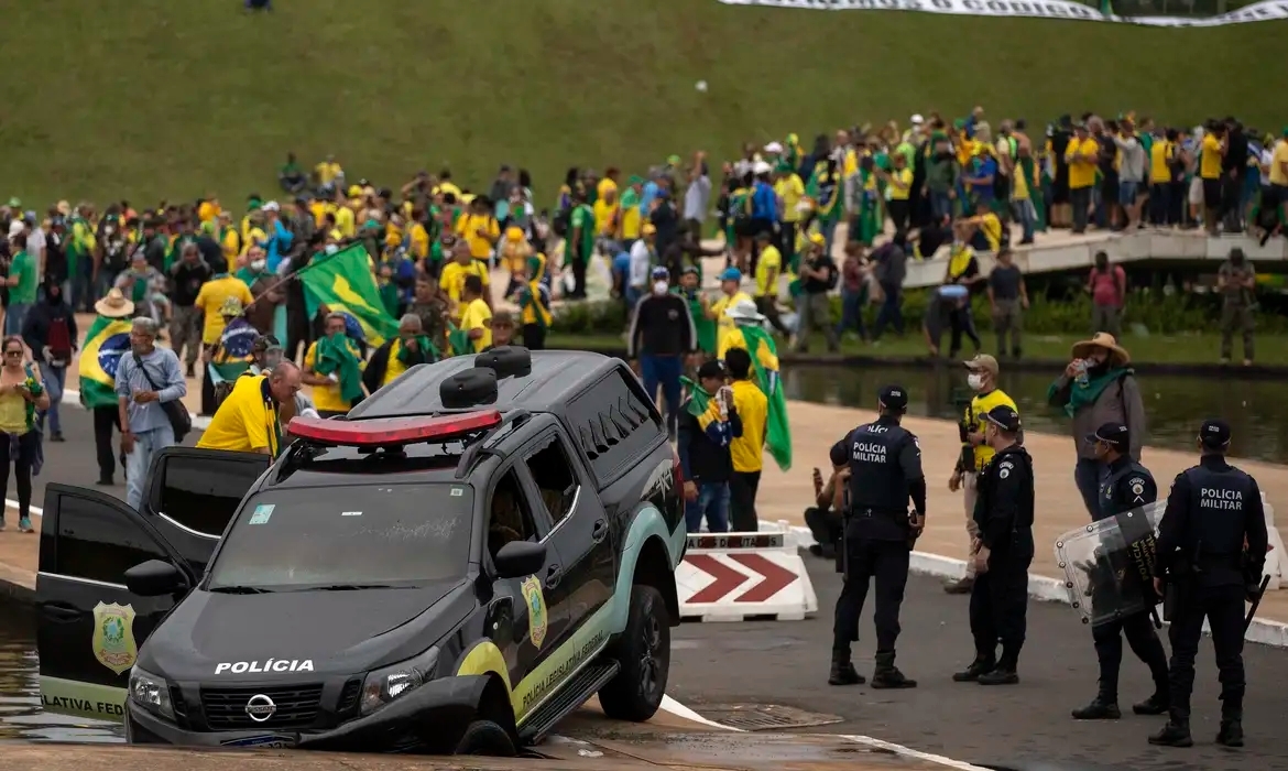 O ministro Alexandre de Moraes, do Supremo Tribunal Federal (STF), determinou a extradição de investigados pelos atos golpistas de 8 de janeiro de 2023 que estão foragidos no exterior.