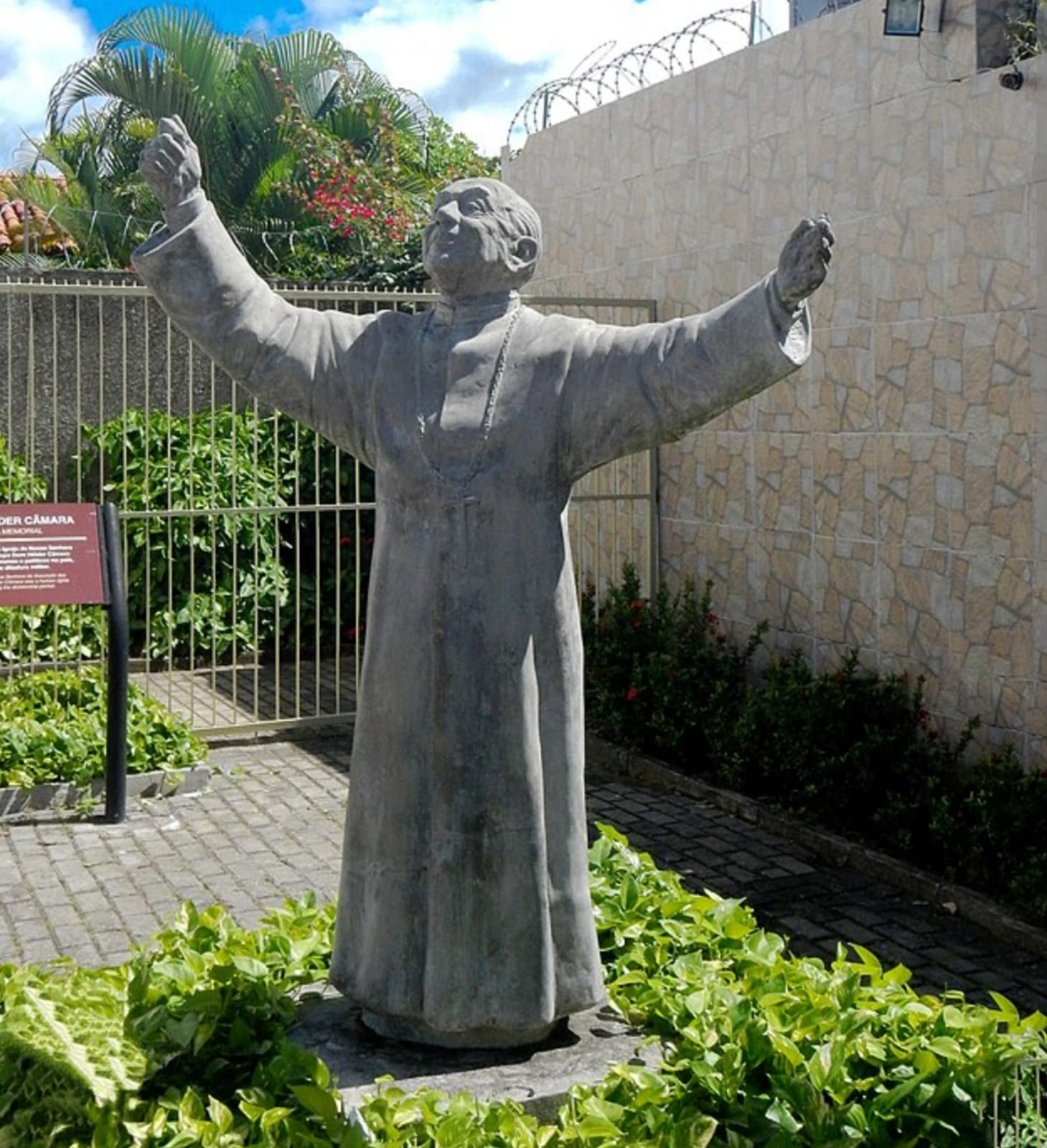 O Instituto Dom Hélder Câmara – IDHEC será homenageado pelo Senado nesta quarta-feira, 10. Por iniciativa da senadora Teresa Leitão, a entidade recifense receberá a Comenda de Direitos Humanos Dom Hélder Câmara, pelo trabalho social e a preservação da memória do Dom da Paz. Também serão agraciados o senador Paulo Paim, o ministro Silvio Almeida, o Professor Antonio Augusto Cançado Trindade (in memoriam) e Rafael Régis Azevedo.