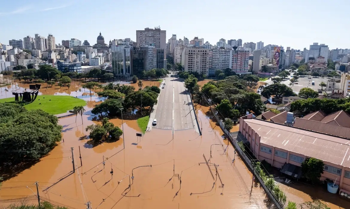 Embora a intensidade das chuvas tenha diminuído nas últimas 24 horas em quase todo o Rio Grande do Sul, o nível do Guaíba continua subindo, alarmando a população da região metropolitana de Porto Alegre e causando mais prejuízos e transtornos.