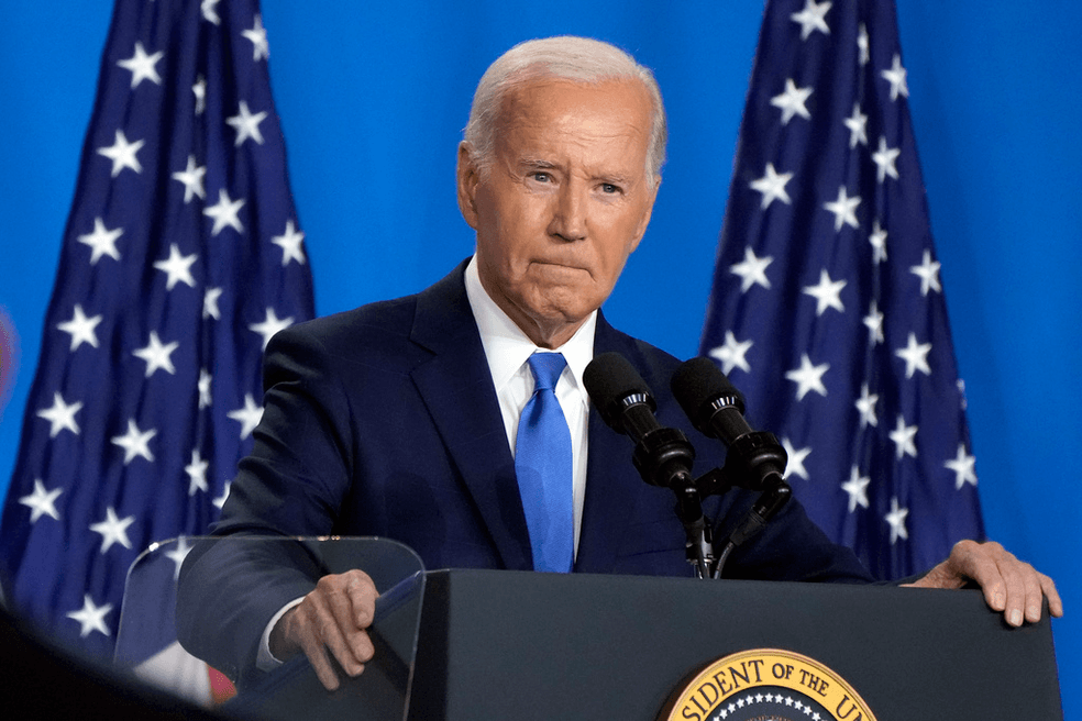 A desistência ocorre após pressões do partido e de parte do eleitorado democrata. A crise na campanha de Biden começou no fim de junho, quando ele teve um mau desempenho em um debate contra Donald Trump. À época, a capacidade cognitiva do presidente foi colocada em dúvida.