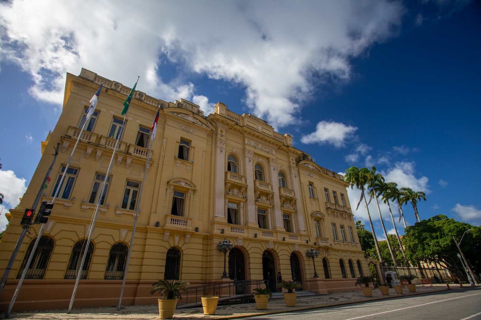 O Governo de Pernambuco enviou à Assembleia Legislativa de Pernambuco (Alepe), nesta terça-feira (11), dois Projetos de Lei (PLs) que propõem reajustes salariais para servidores públicos do Estado em diversas categorias. A medida inclui professores e servidores administrativos da Educação, médicos, motoristas, docentes da Universidade de Pernambuco (UPE), assessores jurídicos do Estado e servidores da saúde e da Agência Pernambucana de Vigilância Sanitária (Apevisa). As propostas estabelecem, de maneira equânime, que nenhuma categoria receberá abaixo da inflação e nem acima de 20%.