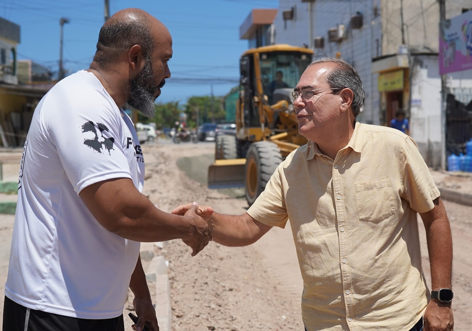 Reeleito em primeiro turno com mais de 180 mil votos, o prefeito do Jaboatão dos Guararapes, Mano Medeiros, manteve o pique de trabalho, nesta segunda-feira (07), primeiro dia pós-eleição. O gestor começou o dia com uma entrevista à Rádio Hits, fez reunião interna, gravou com a TV Tribuna e seguiu para fiscalizar uma obra de pavimentação da Rua Floriano Peixoto, em Prazeres, onde foi recebido pelos moradores em clima de comemoração. A agenda de reuniões seguiu durante a tarde. À noite, a partir das 19h, o prefeito participa de uma missa na Igreja Matriz de Santo Amaro, no Jaboatão Centro, para juntamente com a família agradecer pela vitória nas urnas e apoio da população.