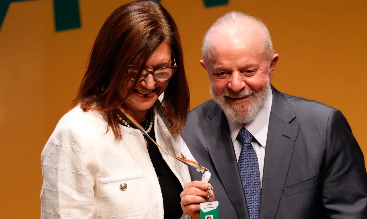 O presidente Luiz Inácio Lula da Silva fez uma defesa enfática da Petrobras como patrimônio do povo brasileiro e destacou o papel da empresa na liderança da transição energética, durante discurso em evento de posse da nova presidente da companhia, Magda Chambriard, na tarde desta quarta-feira (19), no Rio de Janeiro. Maior empresa do país, com 45,1 mil empregados e mais de R$ 550 bilhões em valor de mercado, a estatal é uma sociedade de economia mista controlada pela União, que detém pouco mais da metade das suas ações.