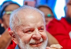 O presidente Luiz Inácio Lula da Silva completa 79 anos neste domingo (26/10) e pelas redes sociais amigos e correligionários homenagearam o presidente da República.