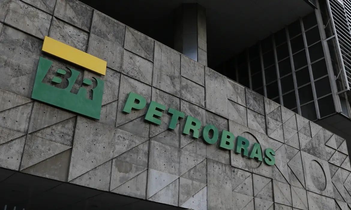O lucro líquido da Petrobras em 2023 recuou 33,8% em relação ao resultado do ano anterior. Dados divulgados no fim da noite dessa quinta-feira (7) pela estatal, o valor foi R$ 124,6 bilhões, em 2023, abaixo dos R$ 188,3 bilhões de 2022.