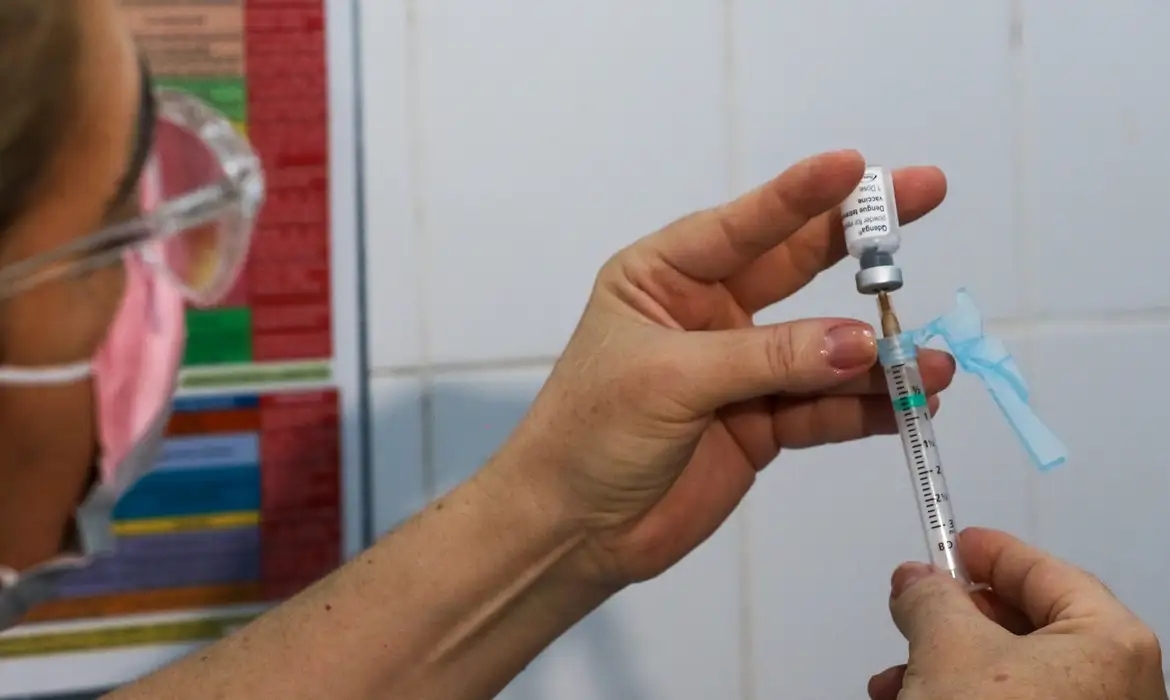 A vacinação contra a dengue já começou em pelo menos seis dos dez estados selecionados pelo Ministério da Saúde para receberem o lote inicial de 712 mil doses. A distribuição das vacinas contra a dengue para 315 municípios iniciou no dia 8 de fevereiro.