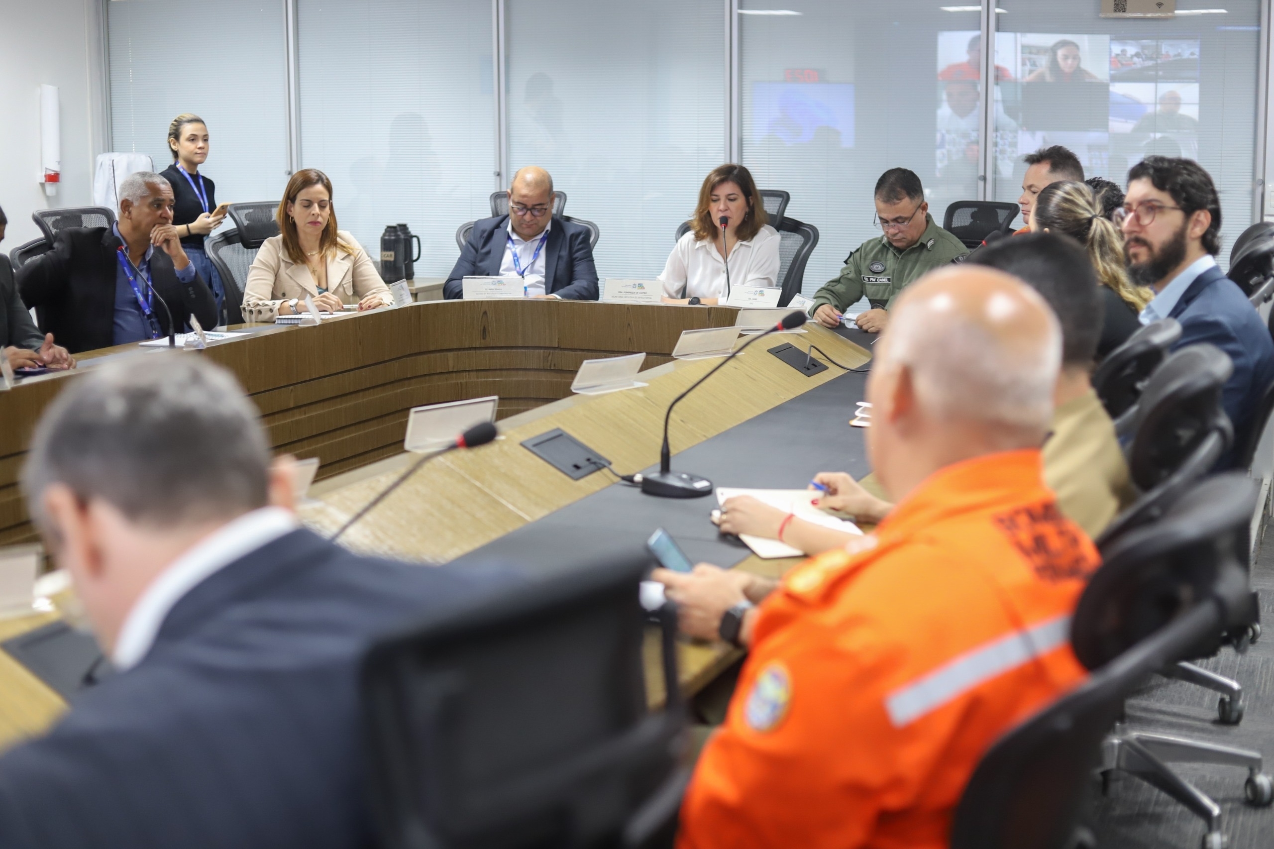 As ações de segurança previstas para garantir o sucesso da primeira edição do Festival Pernambuco Meu País, foram tema de reunião realizada na última segunda-feira (08), no Centro Integrado de Comando e Controle Estadual (CICCE). O encontro foi coordenado pela secretária executiva da SDS, Dominique de Castro Oliveira, com a presença da Diretora de Ações Culturais da Fundação do Patrimônio Histórico e Artístico de Pernambuco (FUNDARPE), Carla Pereira, representante da Secretaria de Cultura do Estado (Secult), Rafaele Costa, e das operativas da SDS (Polícias Militar, Civil, Corpo de Bombeiros, Polícia Científica, Defesa Civil, Corregedoria Geral e o Grupamento Tático Aéreo).