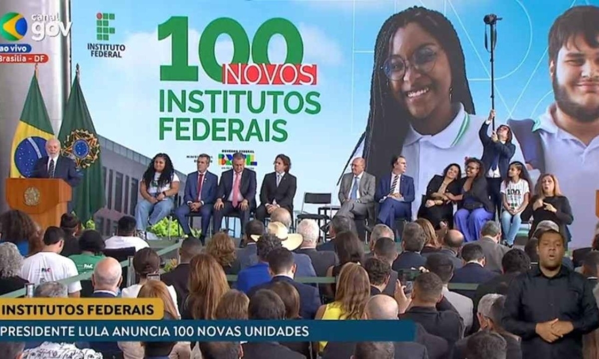 Pernambuco receberá seis novos Institutos Federais de Educação, Ciência e Tecnologia. O anúncio foi feito pelo governo federal nesta terça-feira (12), em Brasília, com a presença da governadora Raquel Lyra, do presidente Lula, e do ministro da Educação, Camilo Santana. Águas Belas, Araripina, Bezerros, Goiana, Recife e Santa Cruz do Capibaribe foram as cidades contempladas no Estado. O investimento estimado para a construção das unidades de ensino em Pernambuco é de R$ 150 milhões e 8,4 mil estudantes devem ser beneficiados. No total, o governo federal anunciou 100 novos IF´s em todo o país.