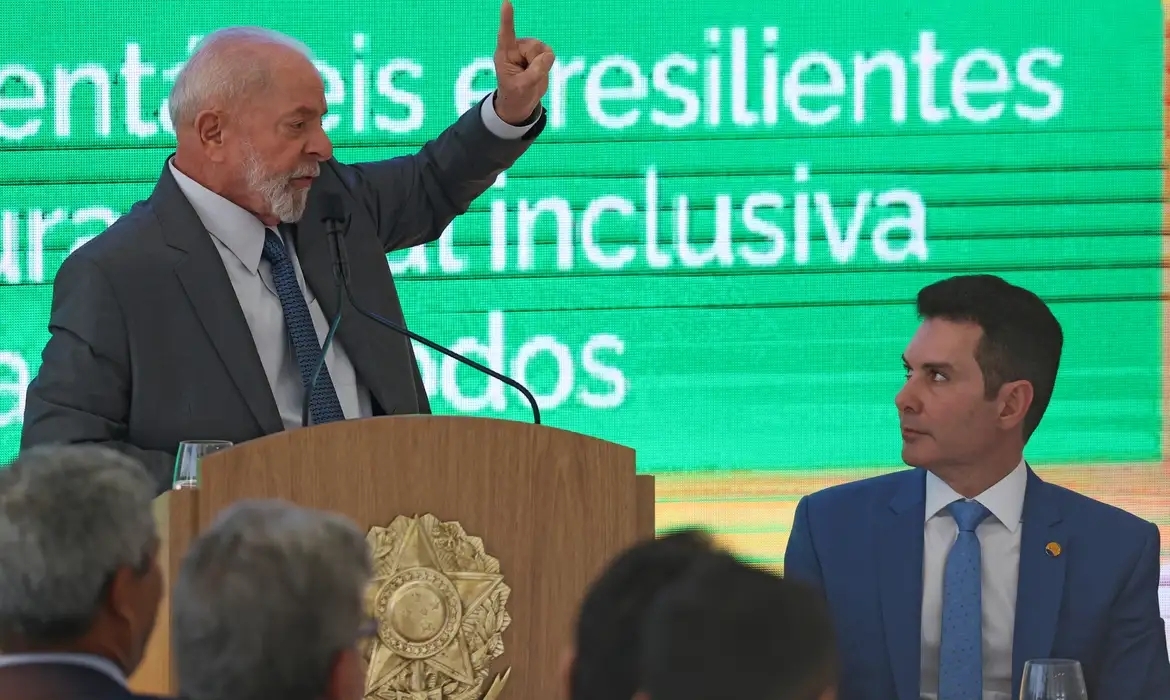 O presidente Luiz Inácio Lula da Silva apresentou, nesta sexta-feira (26), o resultado do Novo Programa de Aceleração do Crescimento (PAC) Seleções, com destaque para obras de mobilidade e de drenagem urbana, este último visando a prevenção de desastres naturais. No anúncio de hoje, foram contemplados programas nos eixos cidades sustentáveis e resilientes, infraestrutura social e inclusiva e do programa Água Para Todos, com R$ 41,7 bilhões em investimentos.