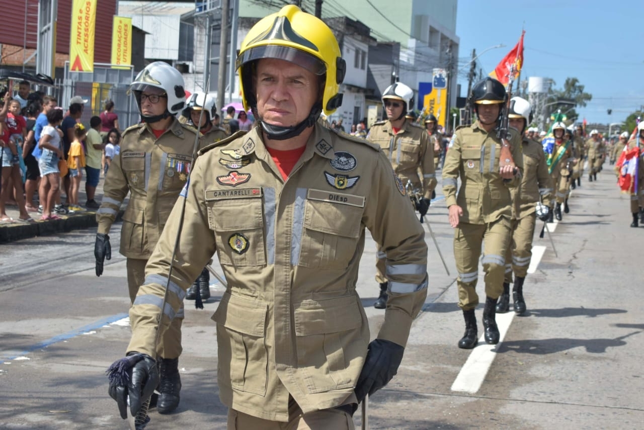 O Governo de Pernambuco anunciou, nesta sexta-feira (19), mudança no comando do Corpo de Bombeiros Militar de Pernambuco. O coronel BM Francisco de Assis Cantarelli Alves assume o comando-geral da corporação, cargo que vinha sendo ocupado pelo Coronel BM Luciano Fonseca. A mudança será publicada no Diário Oficial deste sábado (20).