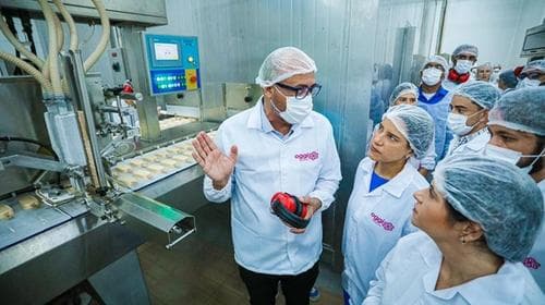 A governadora Raquel Lyra e a sua vice, Priscila Krause, participaram, nesta terça-feira (8), do início das operações da Oggi Sorvetes, a maior rede de franquias de sorvetes do Brasil. A fábrica, instalada no município de Abreu e Lima, na Região Metropolitana do Recife, é a primeira da marca no Nordeste. Com investimentos de R$ 200 milhões, o empreendimento gera atualmente 259 ofertas de emprego e até o final do ano deve ultrapassar 300 colaboradores de forma direta, com a expectativa de produzir aproximadamente 50 milhões de litros de sorvete por ano.