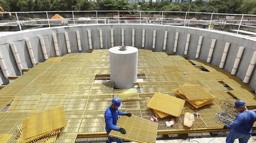 A Prefeitura do Recife, por meio da Secretaria de Saneamento, avança com a construção da Estação de Tratamento de Esgoto (ETE) do Cordeiro, situada na Avenida Maurício de Nassau, às margens do Rio Capibaribe, numa área com cerca de 4 hectares. Os trabalhos chegaram a 40% de conclusão e fazem parte das obras do Sistema de Esgotamento Sanitário do Cordeiro (SES Cordeiro), que estão recebendo investimentos da ordem de R$ 196 milhões, incluindo também a implantação de 150 km de rede coletora e a construção de seis estações elevatórias.