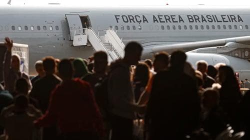 Mais 217 passageiros e cinco animais de estimação vindos do Líbano desembarcaram nesta quinta-feira (10) de manhã na Base Aérea em Guarulhos, no terceiro voo da Operação Raízes do Cedro. Até agora, 672 brasileiros que viviam no Líbano, ou parentes deles, foram repatriados desde a intensificação do conflito no país pelas forças israelenses, que passaram a atacar alvos do grupo Hezbollah em território libanês.