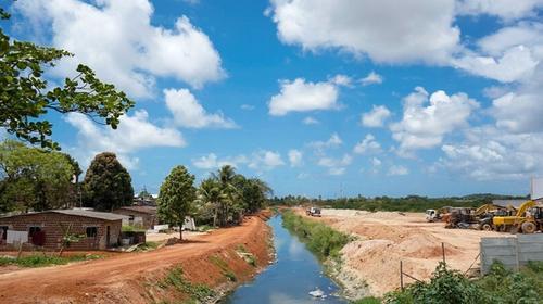 As obras de desassoreamento e regularização de canais e rios do Baixo Jaboatão estão trazendo resultados bastante positivos para o sistema de drenagem da cidade, tendo evitado os tradicionais alagamentos registrados no período de chuvas intensas, na regional 4, Muribeca. Os serviços de manutenção no sistema já foram concluídos no Rio das Velhas e no Canal Olho D´água, sendo este último o responsável pela conexão da Lagoa do Náutico com o Rio Jaboatão. Atualmente, as atividades estão concentradas nos canais Mariana e Três Carneiros, além do próprio Rio Jaboatão. A limpeza cíclica executada nos demais canais do município (são 75) também contribuem para os resultados alcançados.