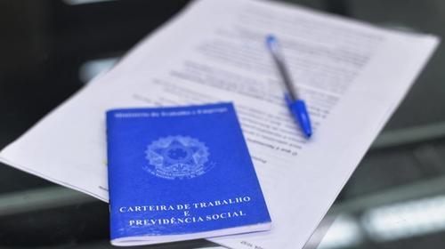 Pernambuco registrou, pela sexta vez no ano, saldo positivo de ativos. O Estado gerou 7.578 novos postos de trabalho em julho de 2024, quantitativo 72,7% maior do que o oferecido no mesmo período do ano passado (4.388). Com o resultado, são acumulados 25.172 novos empregos formais criados de janeiro a julho deste ano, representando um crescimento de 146% em relação aos sete primeiros meses de 2023. Os dados, que confirmam a retomada da empregabilidade no Estado, são do Novo Caged, divulgados pelo Ministério do Trabalho e Emprego (MTE), nesta quarta-feira (28).