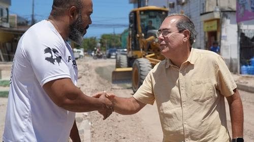 Reeleito em primeiro turno com mais de 180 mil votos, o prefeito do Jaboatão dos Guararapes, Mano Medeiros, manteve o pique de trabalho, nesta segunda-feira (07), primeiro dia pós-eleição. O gestor começou o dia com uma entrevista à Rádio Hits, fez reunião interna, gravou com a TV Tribuna e seguiu para fiscalizar uma obra de pavimentação da Rua Floriano Peixoto, em Prazeres, onde foi recebido pelos moradores em clima de comemoração. A agenda de reuniões seguiu durante a tarde. À noite, a partir das 19h, o prefeito participa de uma missa na Igreja Matriz de Santo Amaro, no Jaboatão Centro, para juntamente com a família agradecer pela vitória nas urnas e apoio da população.